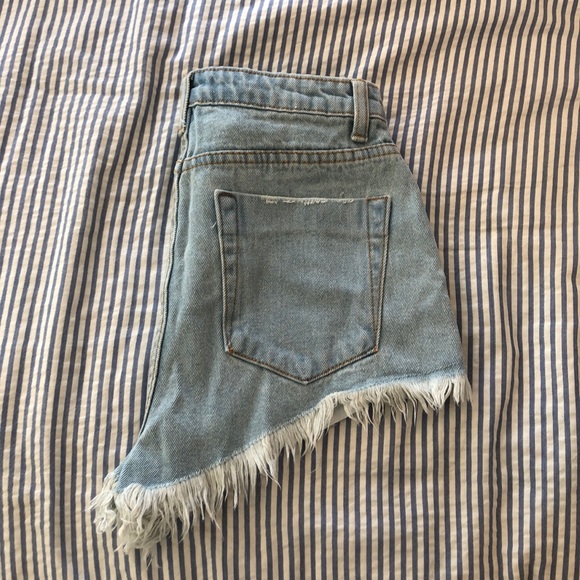 Isabelle’s cabinet size signature 8 jean shorts - Picture 3 of 4